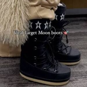 Black Star-Patterned Moon Boots